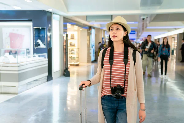 koridorda bir şey için arama ziyaretçi. vergisiz dükkan arka tarafından