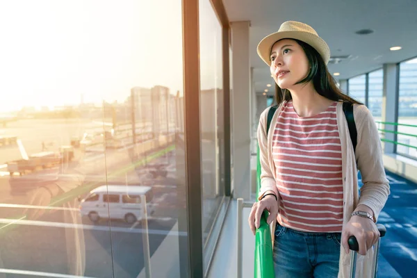 Asya Turizm yanındaki büyük pencereler ayakta. yukarı ve neşeli arıyorsunuz.