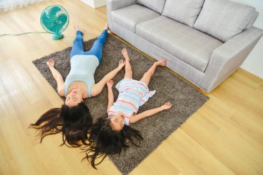 mutlu aile relaxingly katta uyuyan. saç ile birlikte yalan yere yayıldı. yukarıdan görüntüleyin. Anne ve çocuk sıkı bağlantıda kalmak. 