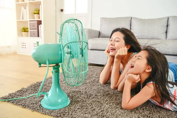 Mother Daughter Lying Front Fan Refreshing Faces Hot Weather Half — Stock Photo, Image