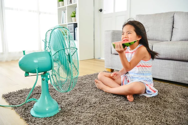 Asiático Criança Sentando Frio Enquanto Sentado Frente Ventilador Comer Uma — Fotografia de Stock