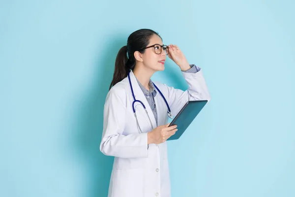 Vrouwelijke Stagiair Medisch Student Holding Haar Tablet Gelukkig Kijken Met — Stockfoto