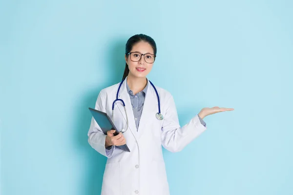 Friendly Female Doctor Presenting Showing Her Profession Blue Isolated Background — Stock Photo, Image