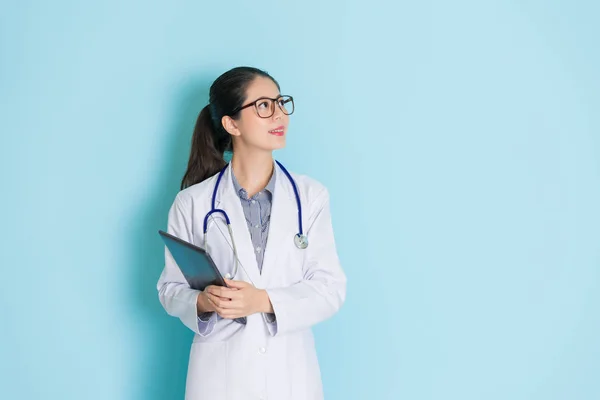 Mooie Jonge Dokter Rondkijken Naar Ruimte Gelukkig Houden Van Tablet — Stockfoto