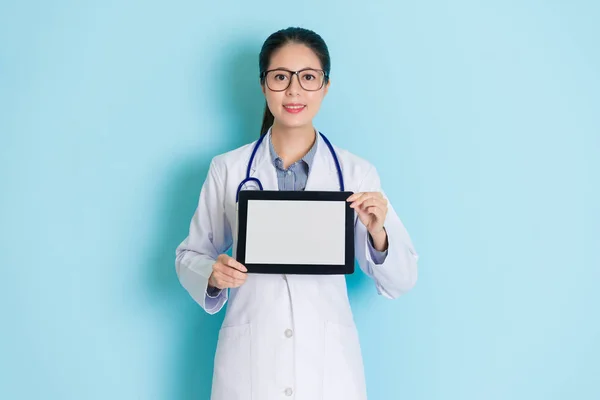 Vrij Vrouwelijke Medische Bedrijf Een Tablet Handen Lacht Toon Haar — Stockfoto