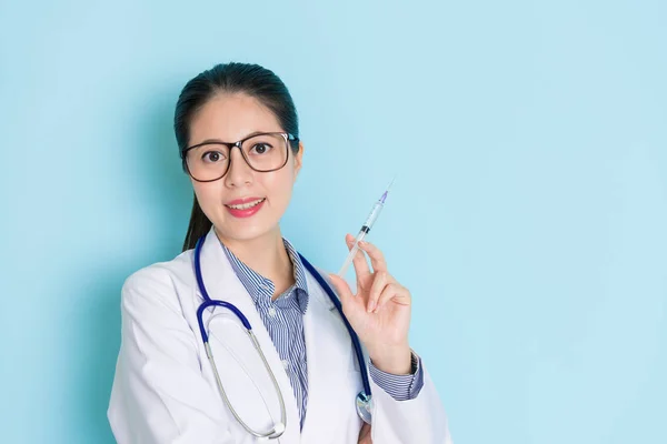 Charmante Vrouw Medische Holding Een Injectie Glimlachen Vriendelijk Met Een — Stockfoto