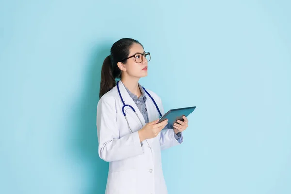 Bella Giovane Medico Stagista Tenendo Tavoletta Guardando Attentamente Qualche Altra — Foto Stock