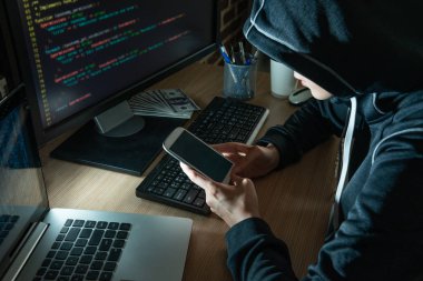 bir akıllı telefon aracılığıyla insanlara saldıran hacker. VİCTOM manifatura tarafından bağlantı ve daha fazla para istiyorlar.