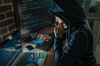 hoodie hacker çalıntı banka kartları arıyorum. Kurbanların dikkate kırmak planlama ve para alarak.  