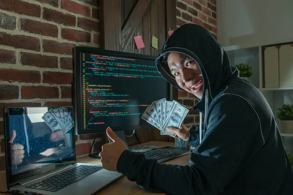 Haker Δίνοντας Έναν Αντίχειρα Και Διακράτηση Χρήματος Χαρτί Στα Χέρια — Φωτογραφία Αρχείου