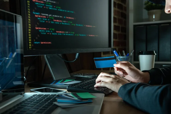 hacker hırsızlık para çalıntı kredi kartları. Kurbanın banka hesabından para transfer, portre