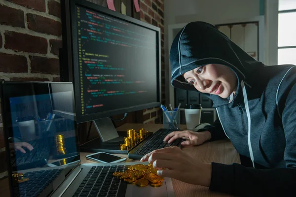 Bitcoin kötü gülümseme ile dokunaklı bir kadın. breacking üzerinden daha fazla para tada sisteme başarıyla elde.