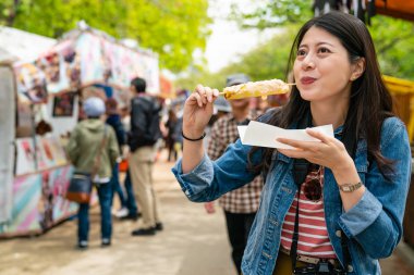 Japon street yemek yeme ve geleneksel bir küçük fuarda keyifli seyir mutlu sevimli Asya gilr.
