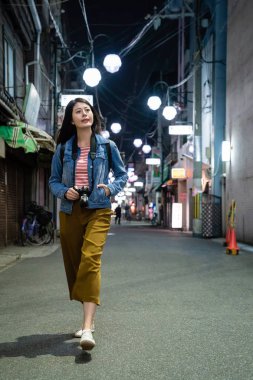 osaka city gecede onun kamera tutarak sokakta yürürken rahat güzel kız.