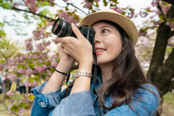 Ziemlich Asiatischer Besucher Filmt Foto Oder Video Und Sieht Glücklich — Stockfoto