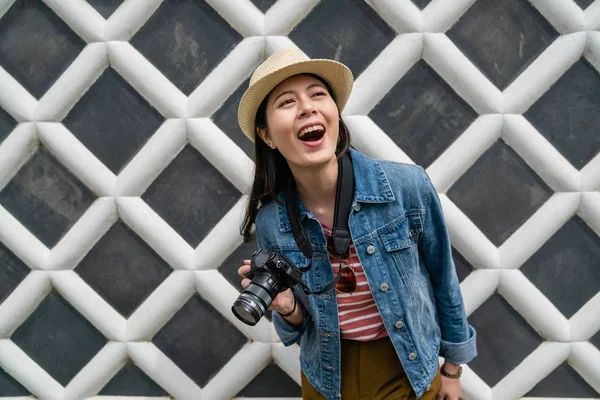 Atractiva Mujer Viaje Disparando Fotos Sonriendo Felizmente Por Fondo Pared — Foto de Stock