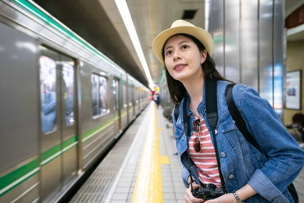 Encantador Travle Hembra Esperando Tren Llegando Sosteniendo Cámara Con Una — Foto de Stock