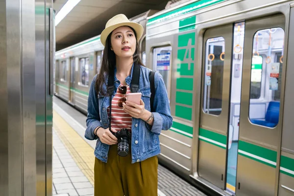 bir telefon tutarak ve kapalı Başlarken şirin mutlu seyahat kız tren sonra nereye gittiğini anlamaya çalışın.