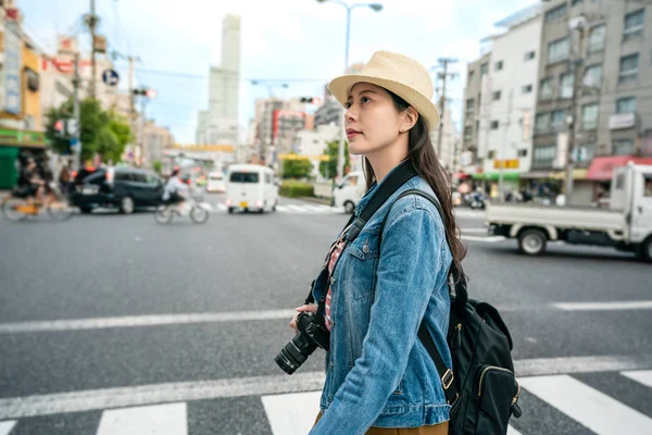 Beautiful Woman Crossing Road Looking Upward Holding Camera Osaka City — Stock Photo, Image
