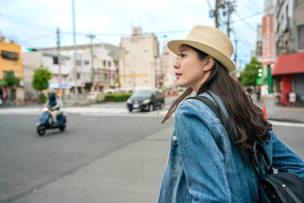 Back View Pretty Asian Traveler Looking Somewhere Ready Heading Next — Stock Photo, Image