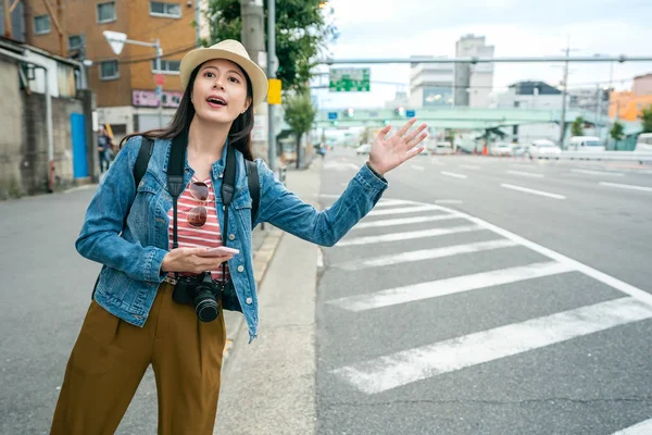 Vrij Reizen Meisje Verhogen Van Een Arm Een Taxi Straat — Stockfoto