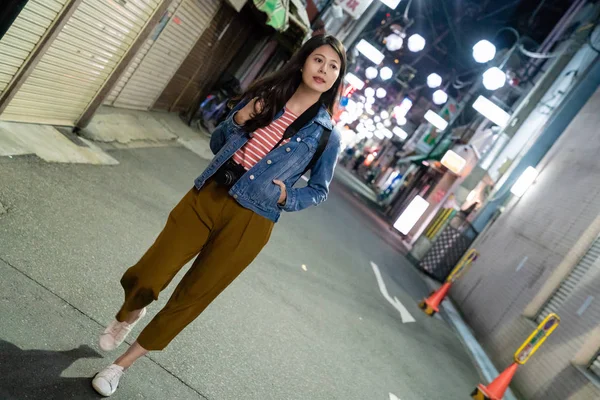 Hermosa Mujer Viajera Teniendo Una Noche Caminando Calle Osaka Ciudad — Foto de Stock