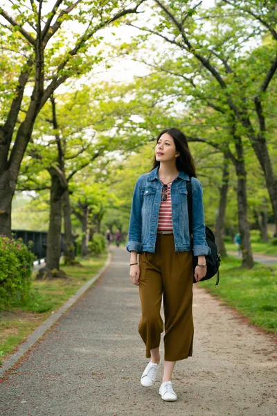 Bonito Viaje Japón Mujer Caminando Camino Del Parque Buscando Relajado — Foto de Stock