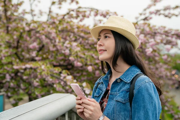 Güzel Asyalı Kadın Elinde Telefon Kullanarak Parkta Güzel Bir Gülümseme — Stok fotoğraf