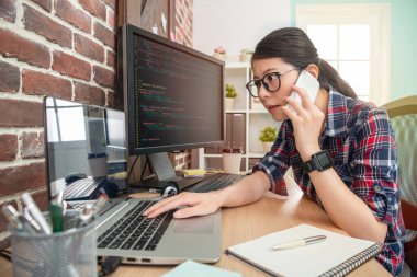 bir müşteri ile bu arada laptop yazarak telefonla konuşmayı genç güzel kadın