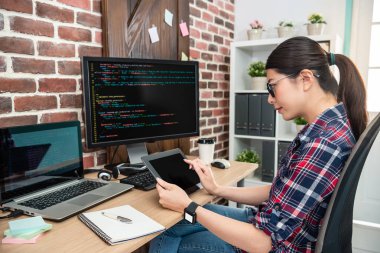 ofiste oturan tablet ekran dokunaklı bir kadın programcı portresi.