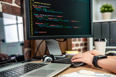 kodları bilgisayarda kadın programcı el ile yazarak, closeup görünümü.