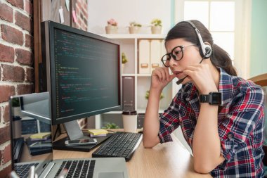 Genç kadın programcı duygu zor müşteriyle konuşurken ve üzgün ve şaşkın bakıyor.