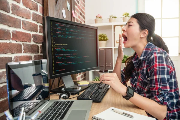 Asiático Cansado Mujer Programador Overworking Bostezar Con Cubierta Mes — Foto de Stock