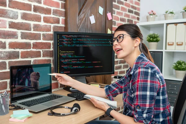 Jovem Programador Bonito Exibindo Códigos Tela Representando Com Confiança — Fotografia de Stock