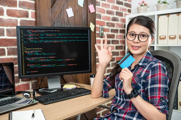 Jonge Vrouwelijke Programmeur Tonen Een Gebaar Met Een Credit Card — Stockfoto