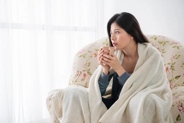 Hermosa Chica Sentada Sofá Una Manta Acogedora Sosteniendo Una Taza — Foto de Stock