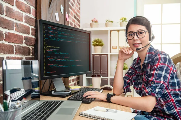 Jovem Programador Bonito Usando Telefone Principal Olhando Para Tela Com — Fotografia de Stock