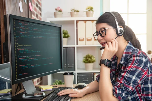 Programador Feminino Falando Com Cliente Através Fone Ouvido Sorrindo Alegremente — Fotografia de Stock