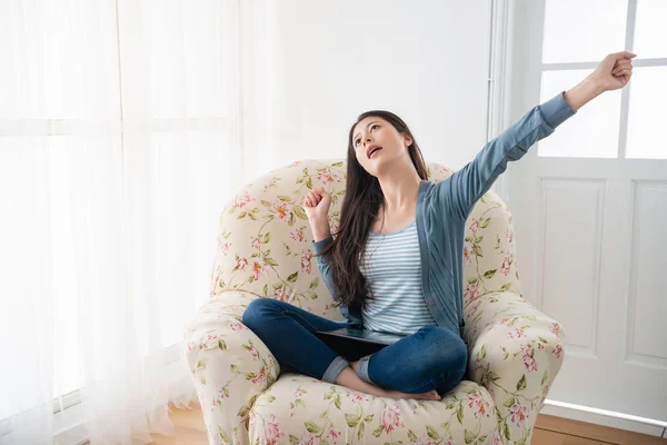 Bella Asiatico Ragazza Stretching Corpo Dopo Utilizzando Tablet Seduta Divano — Foto Stock