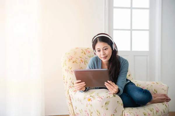 Gelukkig Lachende Vrouw Wathcing Video Tablet Het Dragen Van Een — Stockfoto