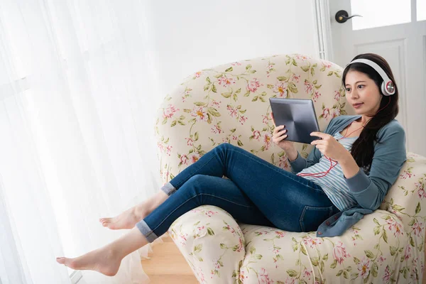 Hübsche Aisan Mädchen Mit Dem Tablet Und Auf Der Couch — Stockfoto
