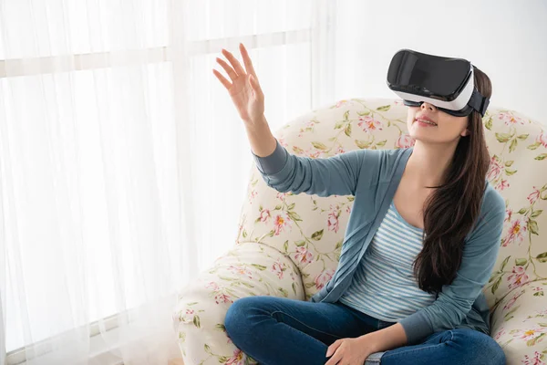 Bela Fêmea Tocando Através Dos Óculos Realidade Virtual Sentindo Alegremente — Fotografia de Stock