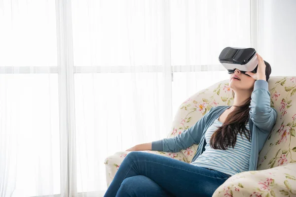 Jovem Sentimento Feminino Relaxar Usar Óculos Realidade Virtual Sentado Sofá — Fotografia de Stock