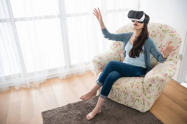 Ásia Mulher Jogar Jogos Virtual Realidade Óculos Tocar Sala Estar — Fotografia de Stock