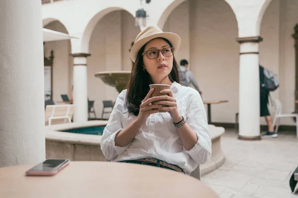 Asiático Mujer Visitante Buscando Cansado Sosteniendo Taza Café Ambos Manos — Foto de Stock