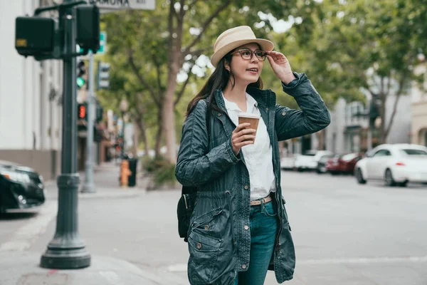 Mooie Aziatische Vrouw Verheugen Ons Gelukkig Permanent Straat Met Een — Stockfoto