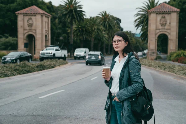 Mulher Frente Entrada Uma Universidade Com Segurando Uma Xícara Café — Fotografia de Stock