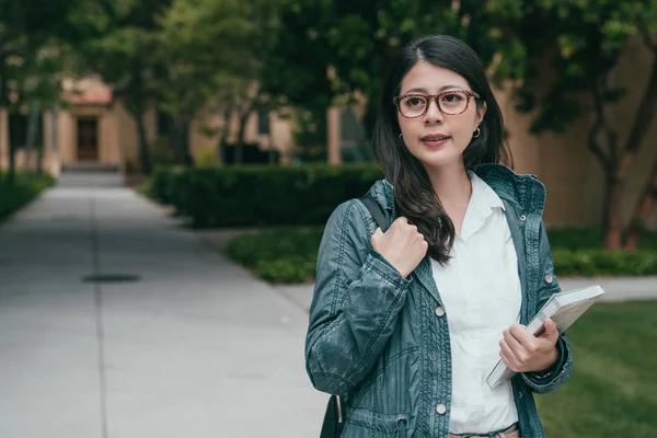 Bastante Estudiante Intercambio Sosteniendo Sus Libros Dejando Habitación Para Tener — Foto de Stock