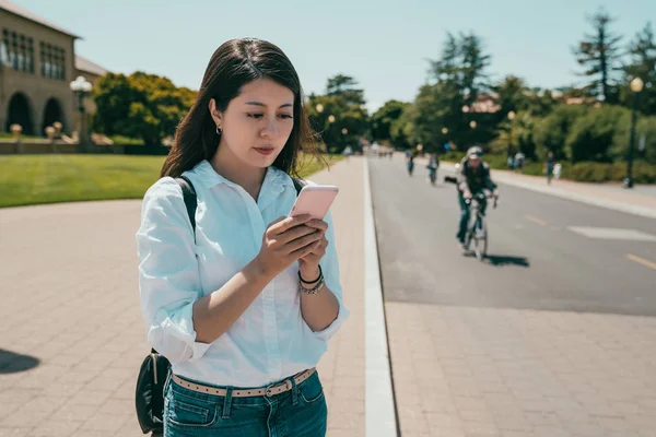 Очаровательный Азиатский Студент Международного Поиска Телефону Назначения Переходя Дорогу — стоковое фото