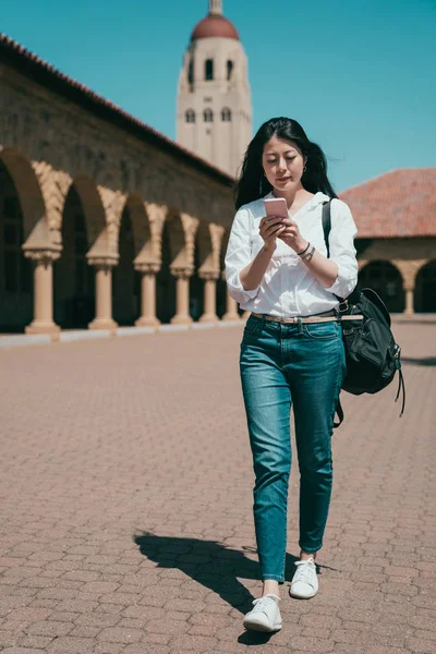 Hermosa Atractiva Mujer Asiática Navegando Teléfono Inteligente Mientras Pasa Por — Foto de Stock